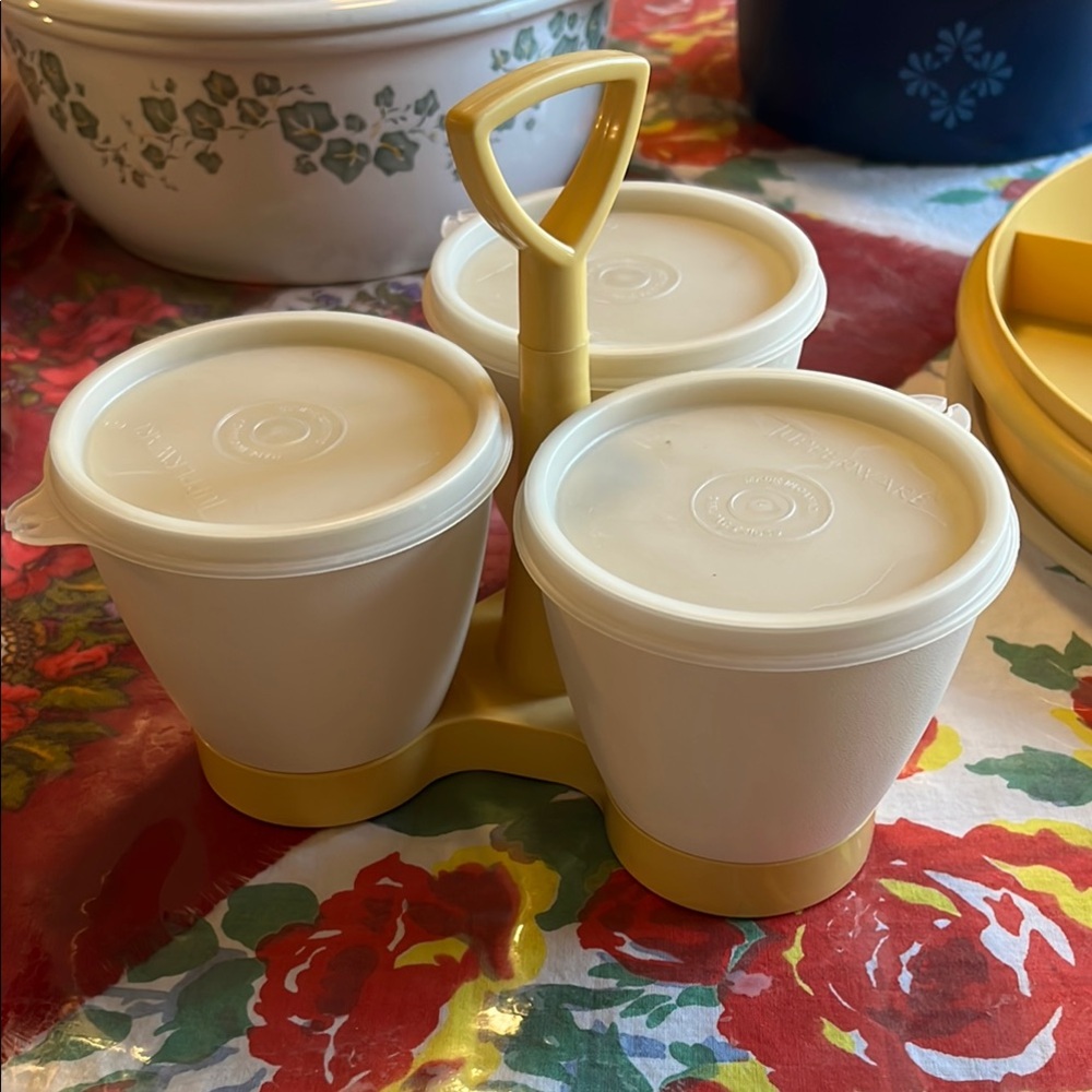 Tupperware White and Yellow Lid